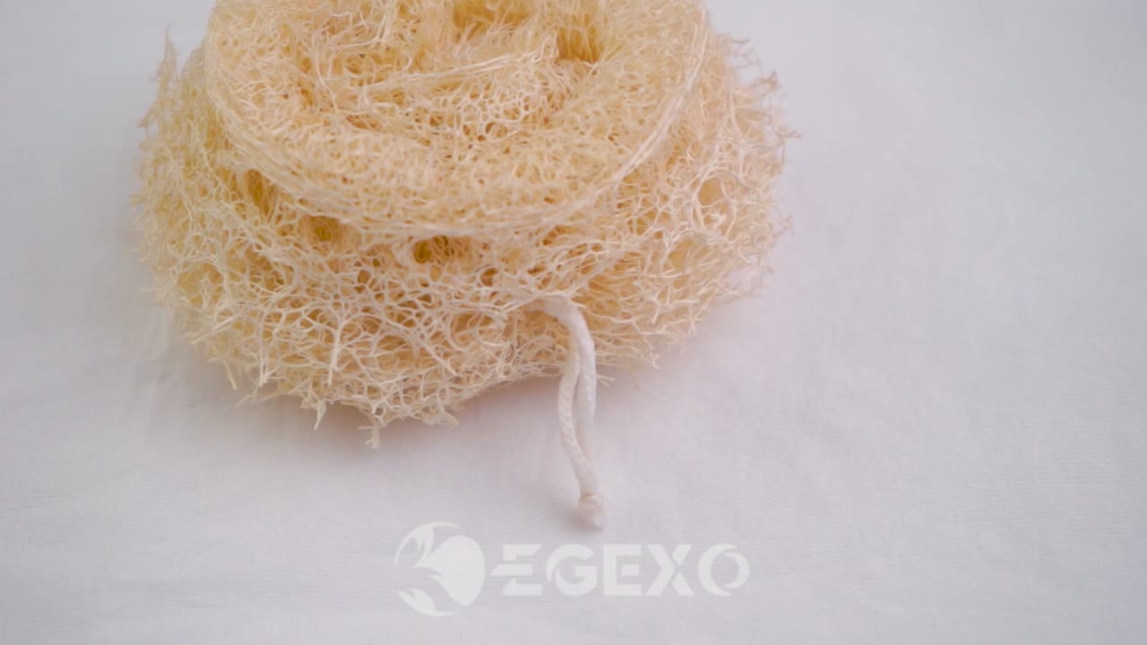 Vídeo de esfoliação natural de calcanhares com bucha vegetal